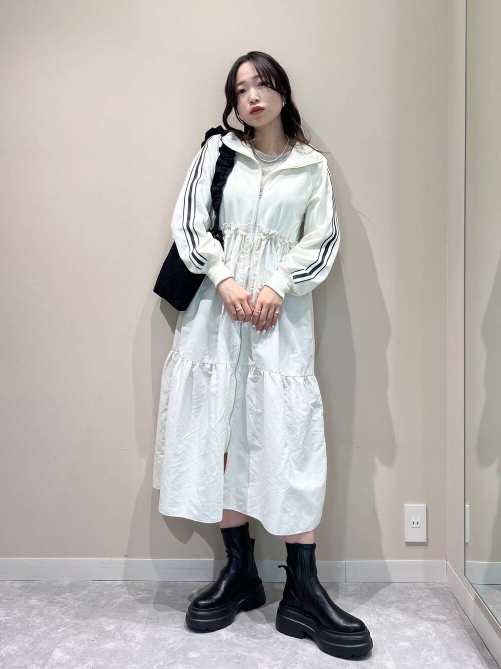 ブラック系のブーツ、ブラック系のショルダーバッグ、ホワイト系のTシャツ/カットソーを着用したレディースの冬コーディネートの5枚目の写真