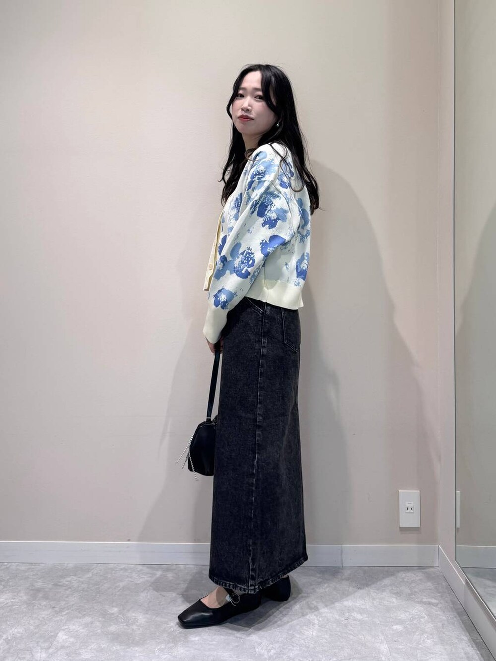 ブラック系のスカート、ブラック系のバレエシューズ、ブラック系のトートバッグを着用したレディースの冬コーディネートの3枚目の写真