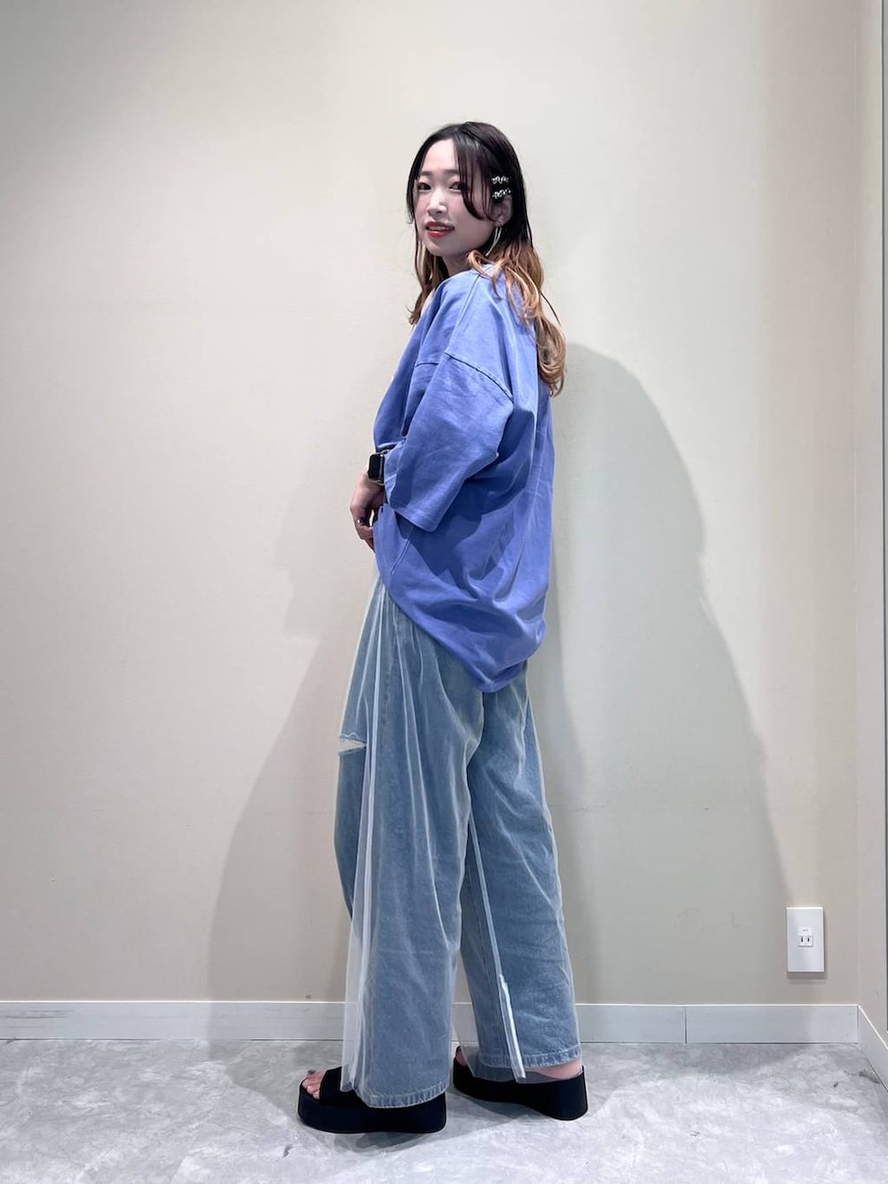 ホワイト系のその他パンツ、ブラック系のショルダーバッグ、ブラック系のサンダルを着用したレディースの春コーディネートの4枚目の写真