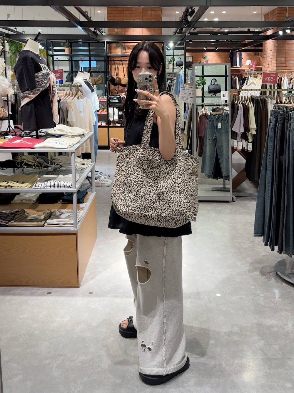 グレー系のスウェットパンツ、その他のショルダーバッグ、ブラック系のワンピースを着用したレディースの夏コーディネートの2枚目の写真