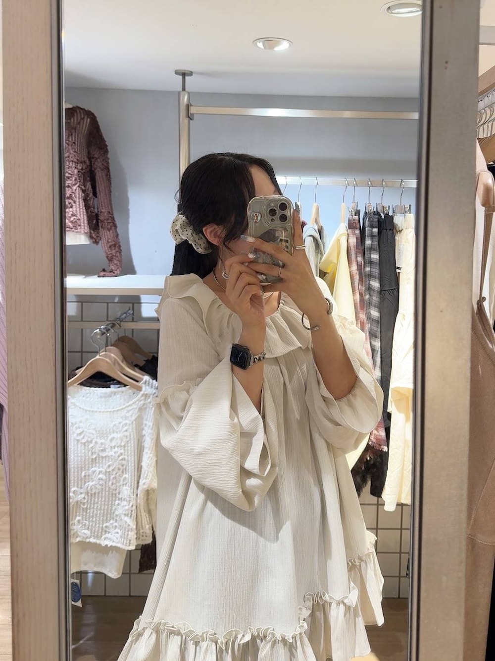 ホワイト系のシャツ/ブラウス、シルバー系のチョーカー、その他のリングを着用したレディースの秋コーディネートの2枚目の写真