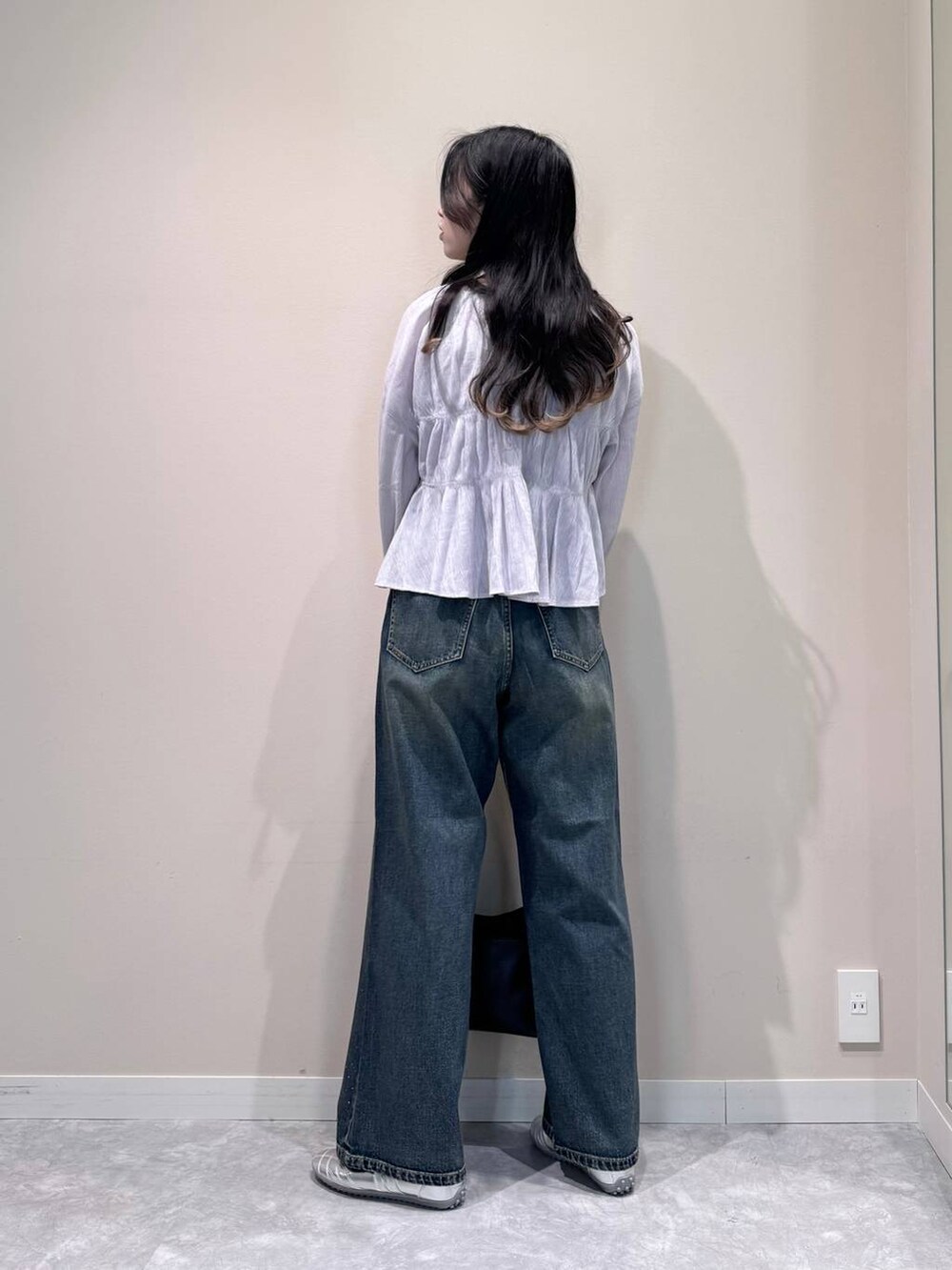 ブルー系のデニムパンツ、シルバー系のスニーカー、パープル系のシャツ/ブラウスを着用したレディースの春コーディネートの4枚目の写真