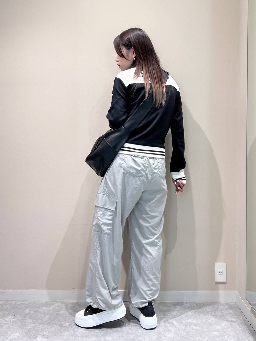 ブラック系のボディバッグ/ウエストポーチ、グレー系のその他パンツ、ブラック系のその他トップスを着用したレディースの夏コーディネートの3枚目の写真