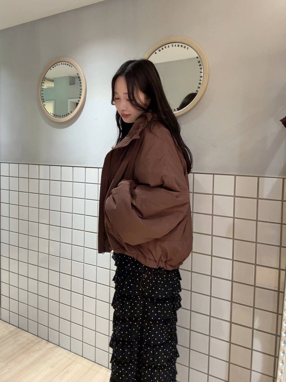 ブラウン系のその他アウター、その他のスカート、ホワイト系のニット/セーターを着用したレディースの秋コーディネートの4枚目の写真