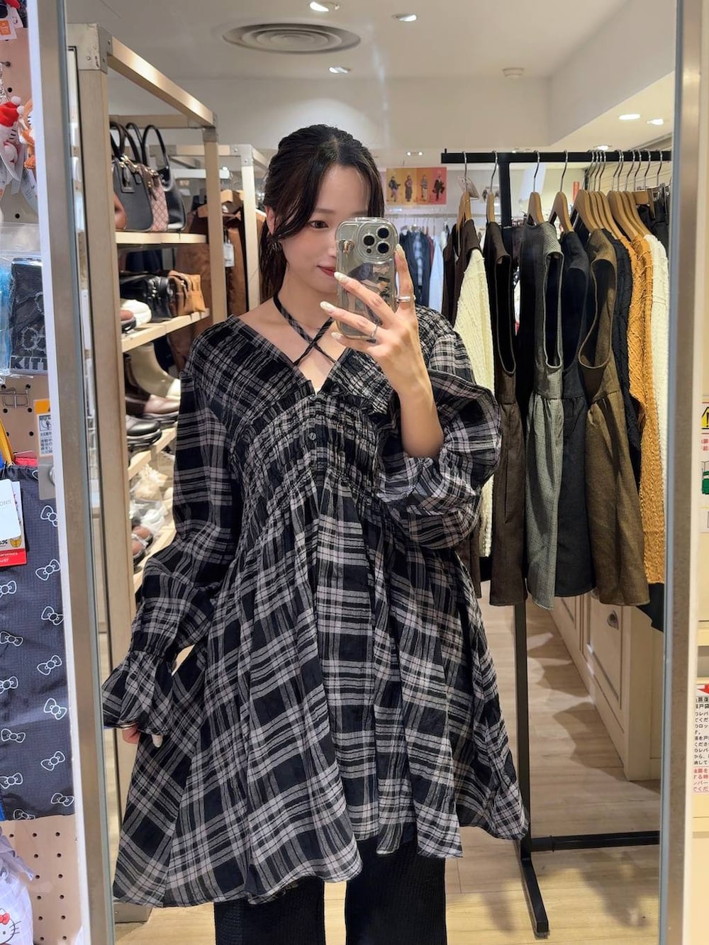 ブラック系のシャツ/ブラウス、ホワイト系のスマホケース/カバーを着用したレディースの秋コーディネートの3枚目の写真