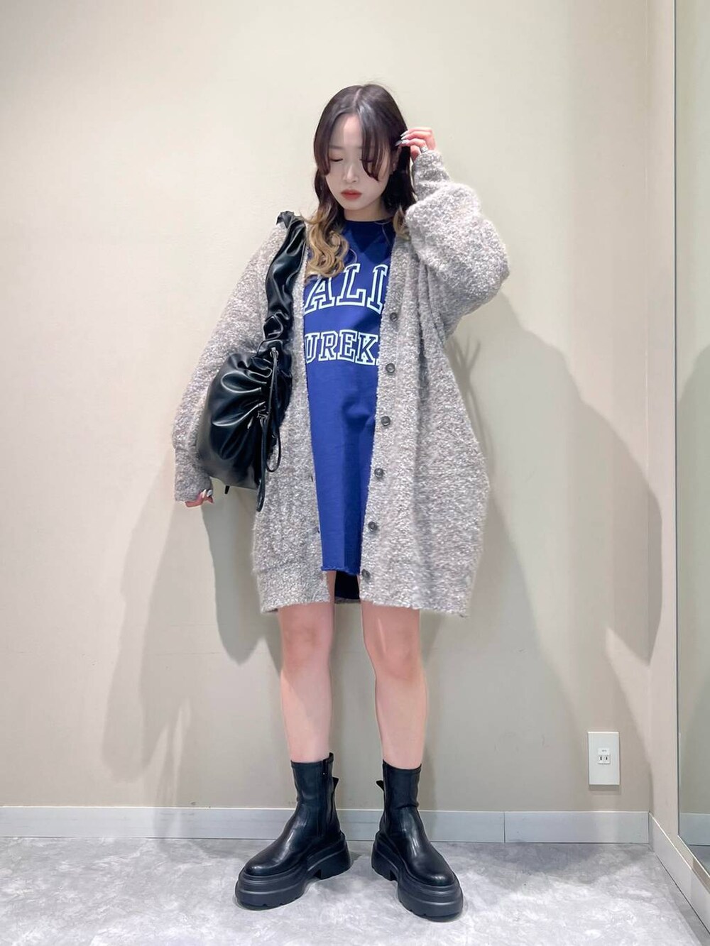 「ベーシック/シンプル、着痩せ・細見え、韓国系、LOWRYS FARM、ワンピース、ミニスカート、ブーツ、カーディガン」｜「LOWRYS FARMのクシュクシュショルダーＢＡＧ　967844（ショルダーバッグ、ブラック系）」を使った、ぐっちさん（レディース・166cm）の冬コーディネートの3枚目の写真