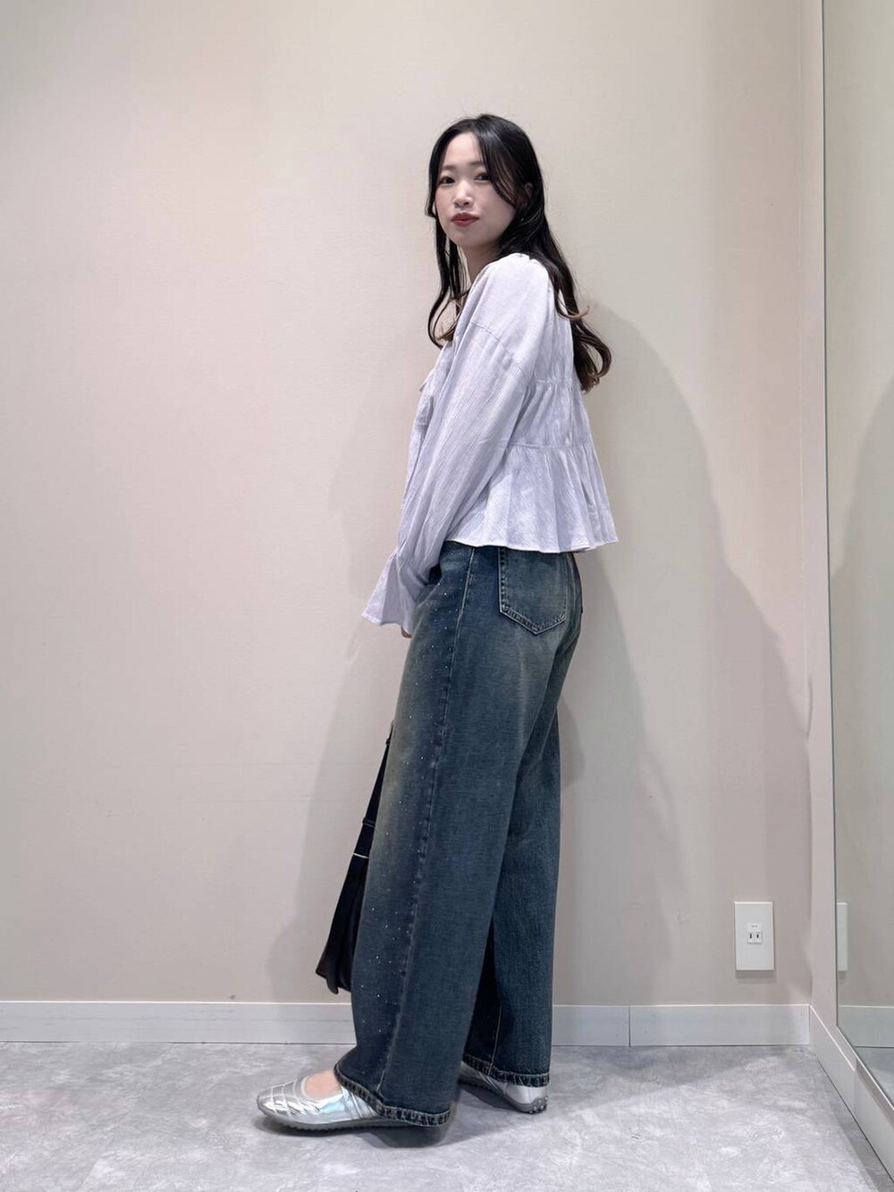 ブルー系のデニムパンツ、シルバー系のスニーカー、パープル系のシャツ/ブラウスを着用したレディースの春コーディネートの3枚目の写真