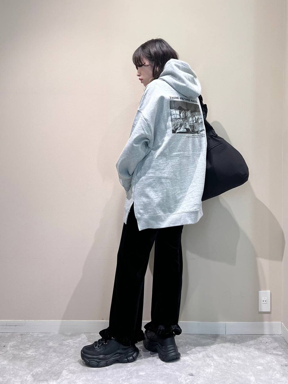 ブラック系のその他パンツ、ブラック系のトートバッグ、ブラック系のスニーカーを着用したレディースの冬コーディネートの2枚目の写真