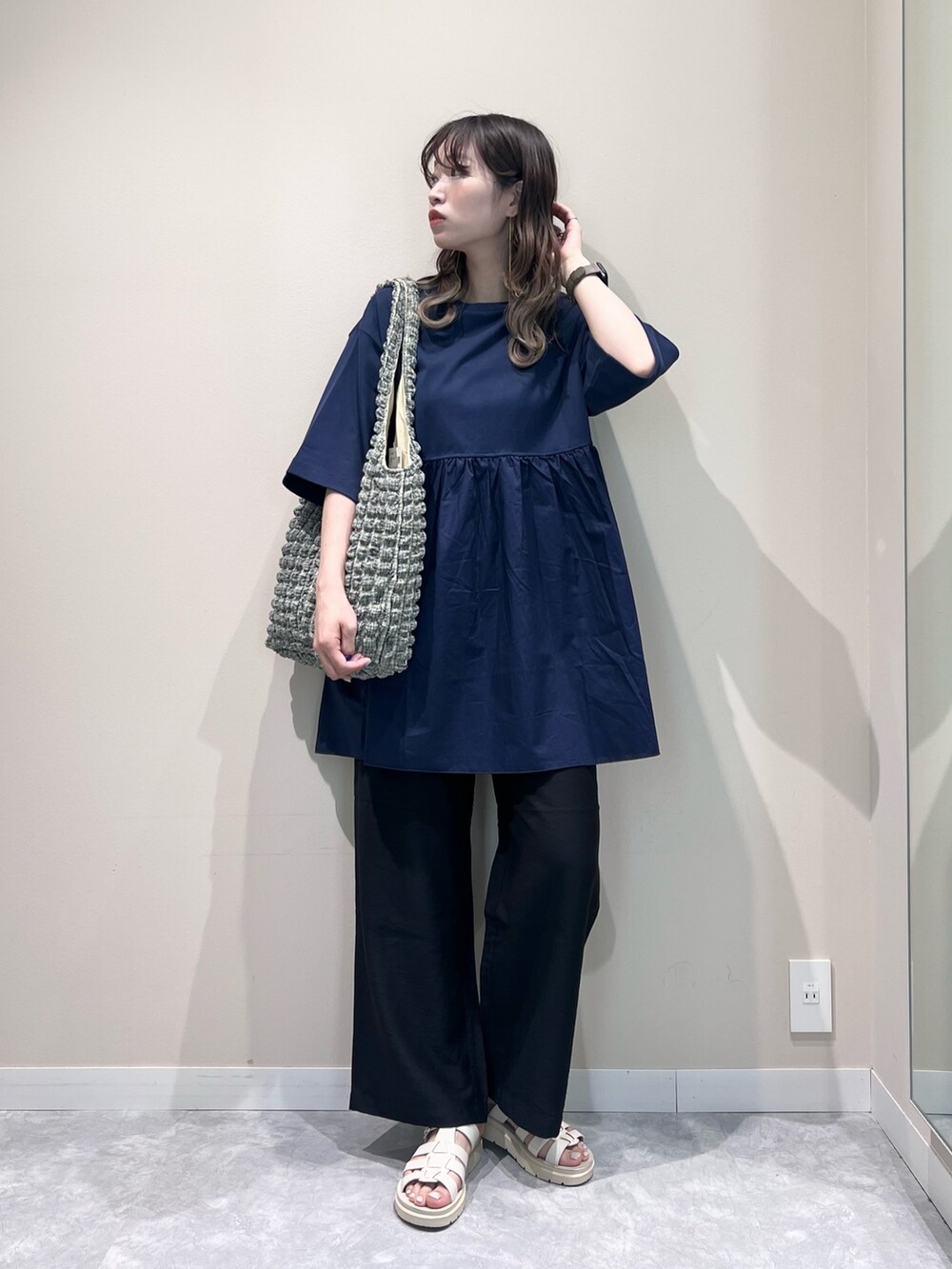 ブルー系のTシャツ/カットソー、ブラック系のその他パンツ、ホワイト系のバッグを着用したレディースの春コーディネートの2枚目の写真