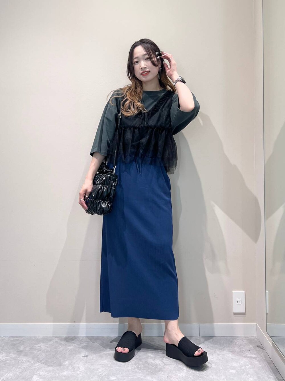 ブルー系のスカート、ブラック系のサンダル、グレー系のTシャツ/カットソーを着用したレディースの春コーディネートの3枚目の写真