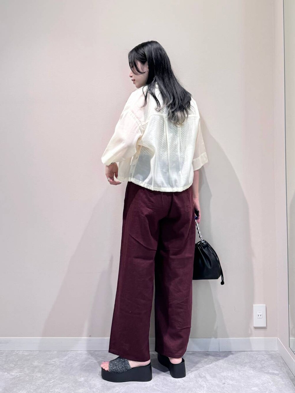 ホワイト系のシャツ/ブラウス、ホワイト系のTシャツ/カットソー、ブラック系のショルダーバッグを着用したレディースの夏コーディネートの3枚目の写真