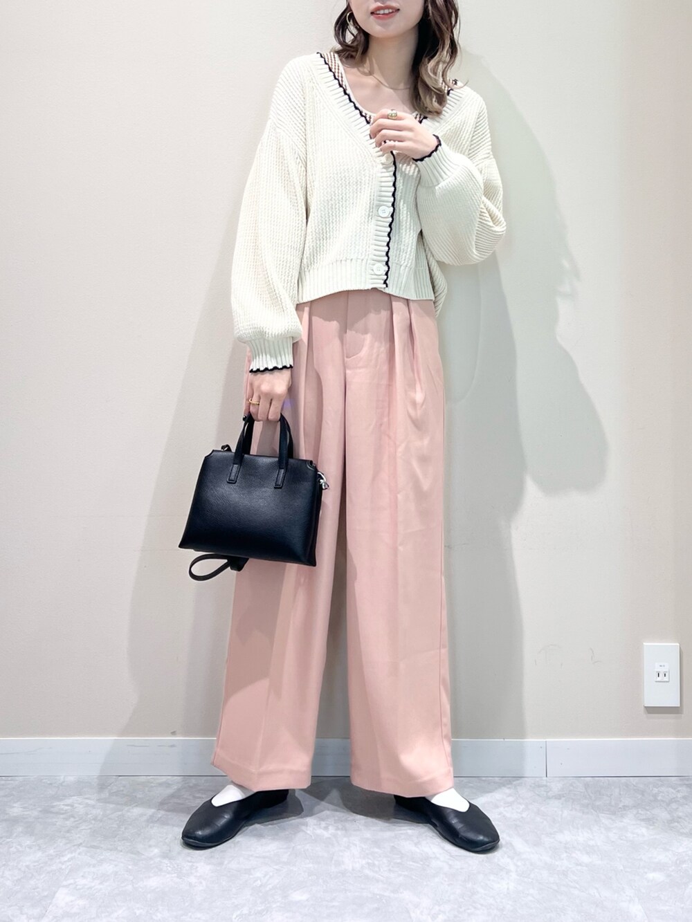 ホワイト系のカーディガン/ボレロ、その他のトップス、ピンク系のパンツを着用したレディースの春コーディネートの2枚目の写真