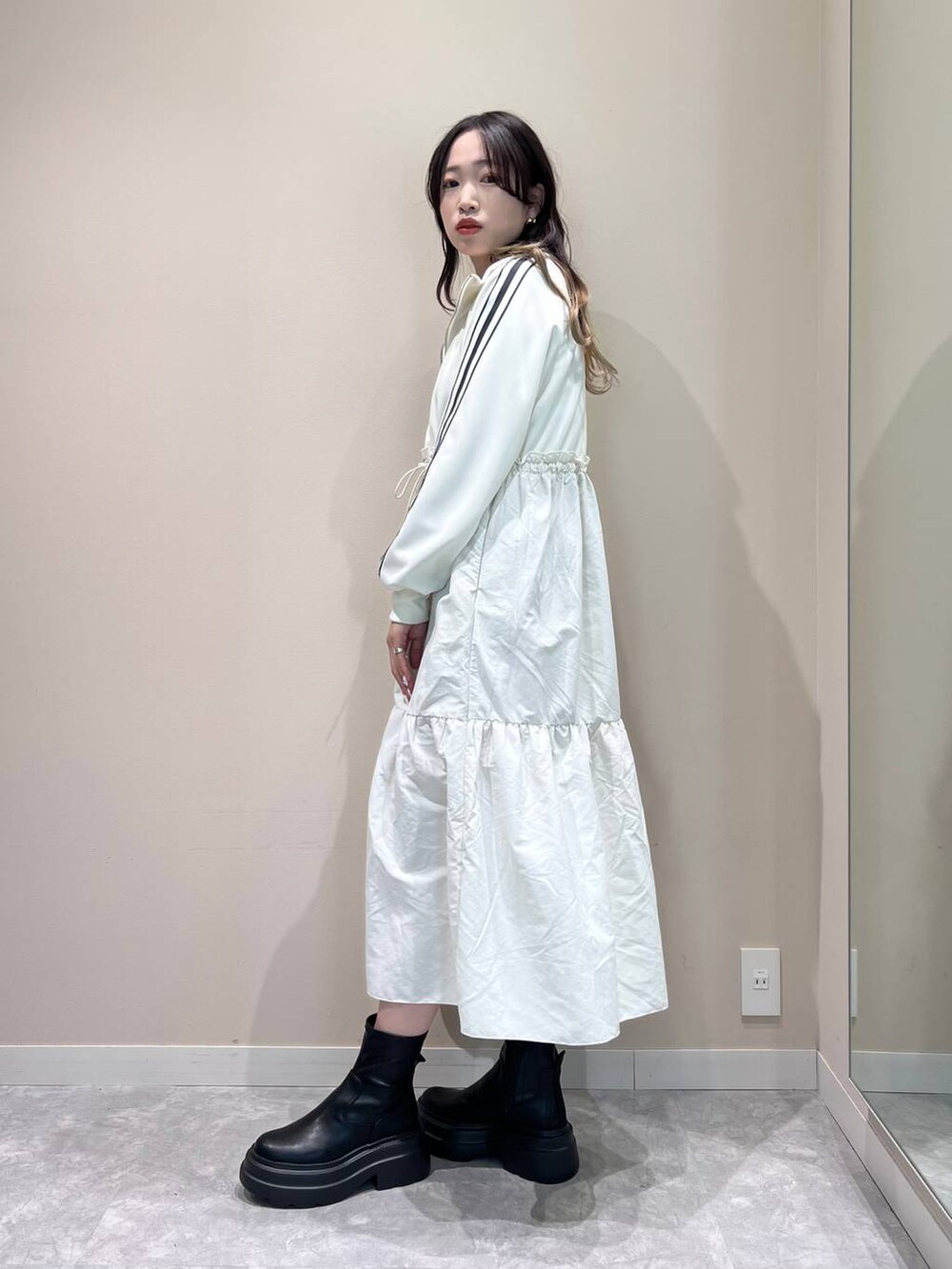 ブラック系のブーツ、ブラック系のショルダーバッグ、ホワイト系のTシャツ/カットソーを着用したレディースの冬コーディネートの3枚目の写真