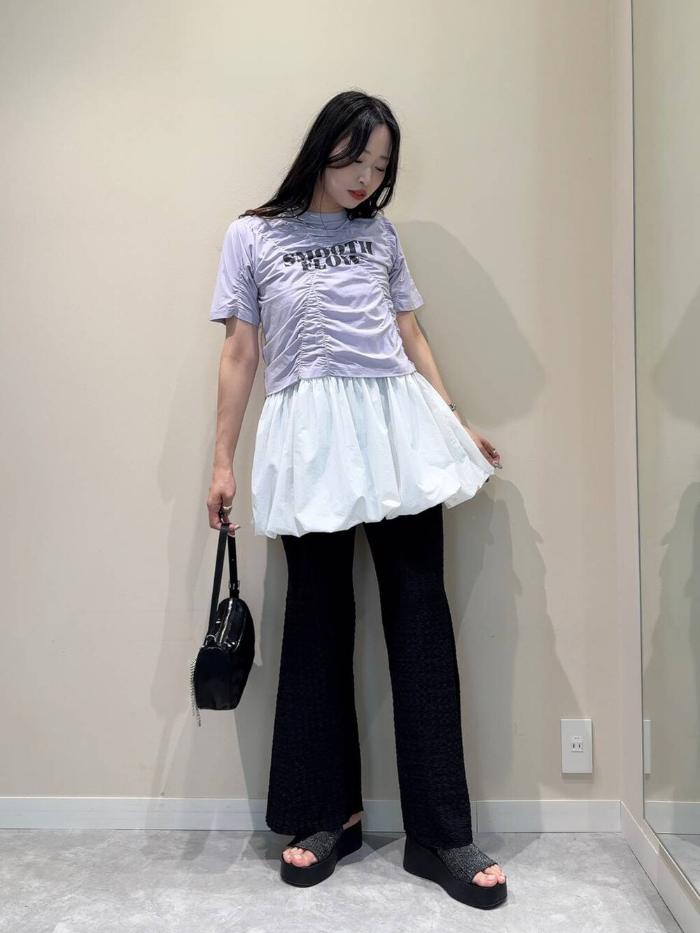 「ベーシック/シンプル、着痩せ・細見え、韓国系、LOWRYS FARM、フレアパンツ、レイヤードスタイル」|「LOWRYS FARMのステンレスフープチョーカー 127295(チョーカー、シルバー系)」を使った、ぐっちさん(レディース・166cm)の春コーディネートの2枚目の写真