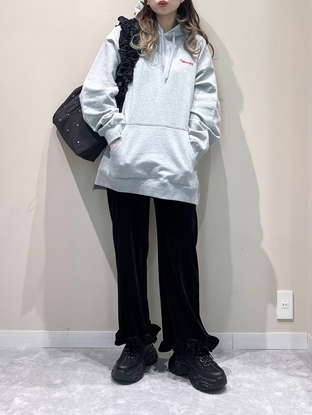 ブラック系のその他パンツ、ブラック系のトートバッグ、ブラック系のスニーカーを着用したレディースの冬コーディネートの3枚目の写真