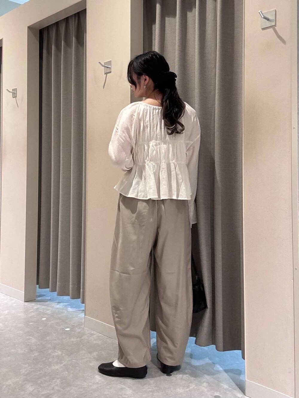 ブラック系のトートバッグ、ホワイト系のシャツ/ブラウス、ベージュ系のその他パンツを着用したレディースの春コーディネートの4枚目の写真