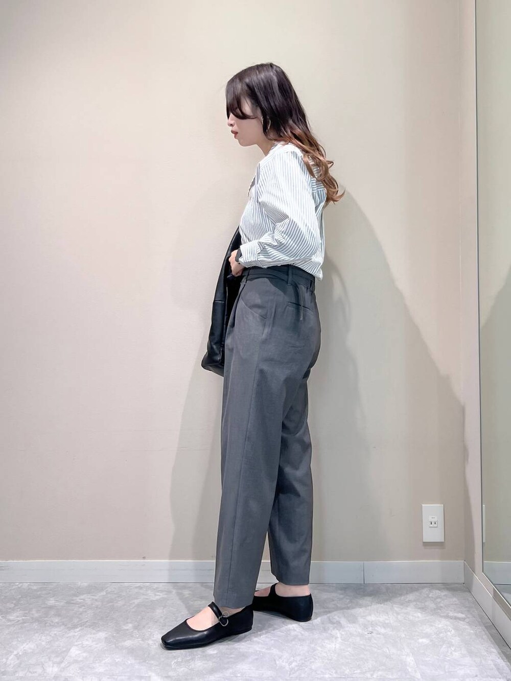 ブラック系のトートバッグ、その他のシャツ/ブラウス、ブラック系のパンプスを着用したレディースの春コーディネートの3枚目の写真