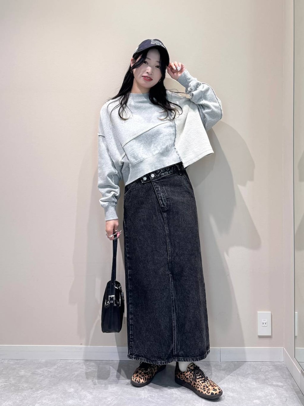 「ベーシック/シンプル、着痩せ・細見え、韓国系、LOWRYS FARM、スウェット、セールコーデ、andST春コーデ、and STセール」|「LOWRYS FARMのリメイクフウウラケLS 145816(スウェット、グレー系)」を使った、ぐっちさん(レディース・166cm)の冬コーディネートの4枚目の写真