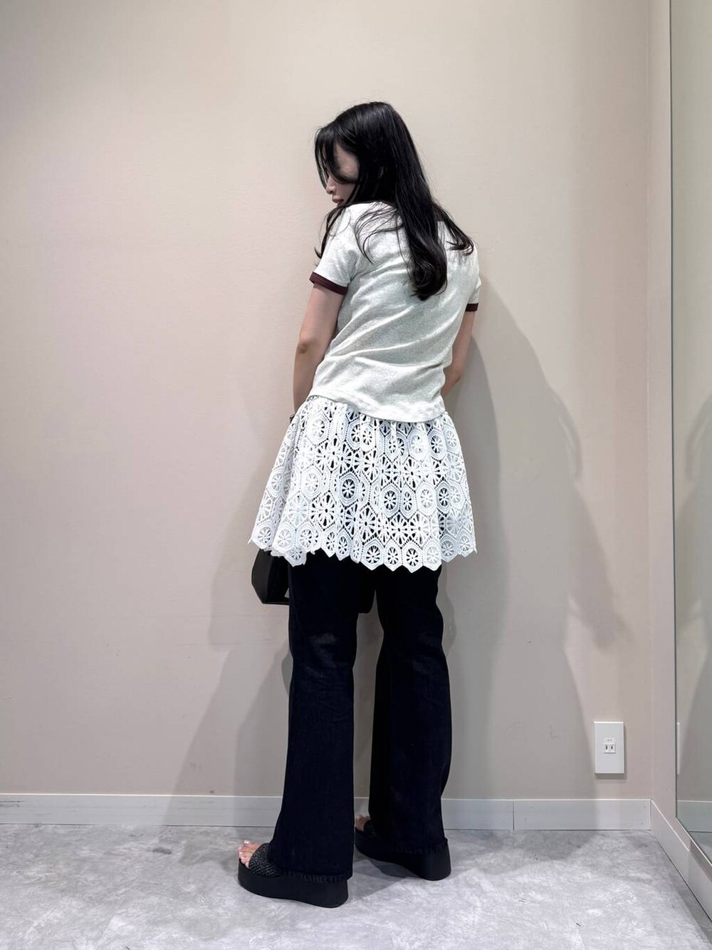 ブラック系のサンダル、グレー系のTシャツ/カットソー、ホワイト系のキャミソールを着用したレディースの夏コーディネートの2枚目の写真