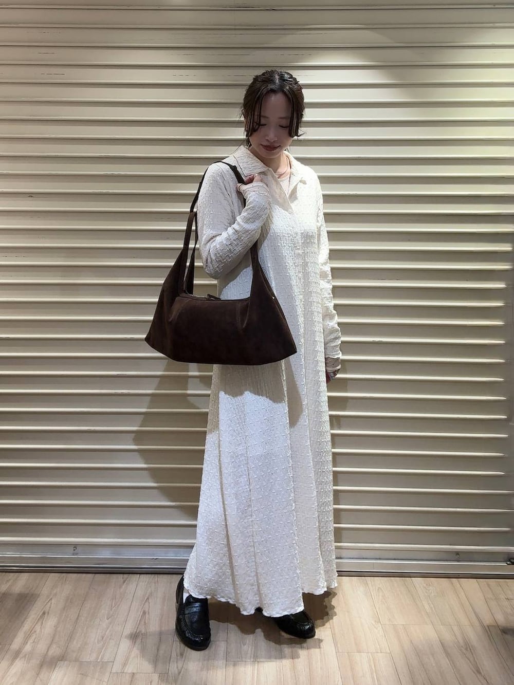 ホワイト系のTシャツ/カットソー、ブラウン系のショルダーバッグ、ブラック系のローファーを着用したレディースの春コーディネートの3枚目の写真