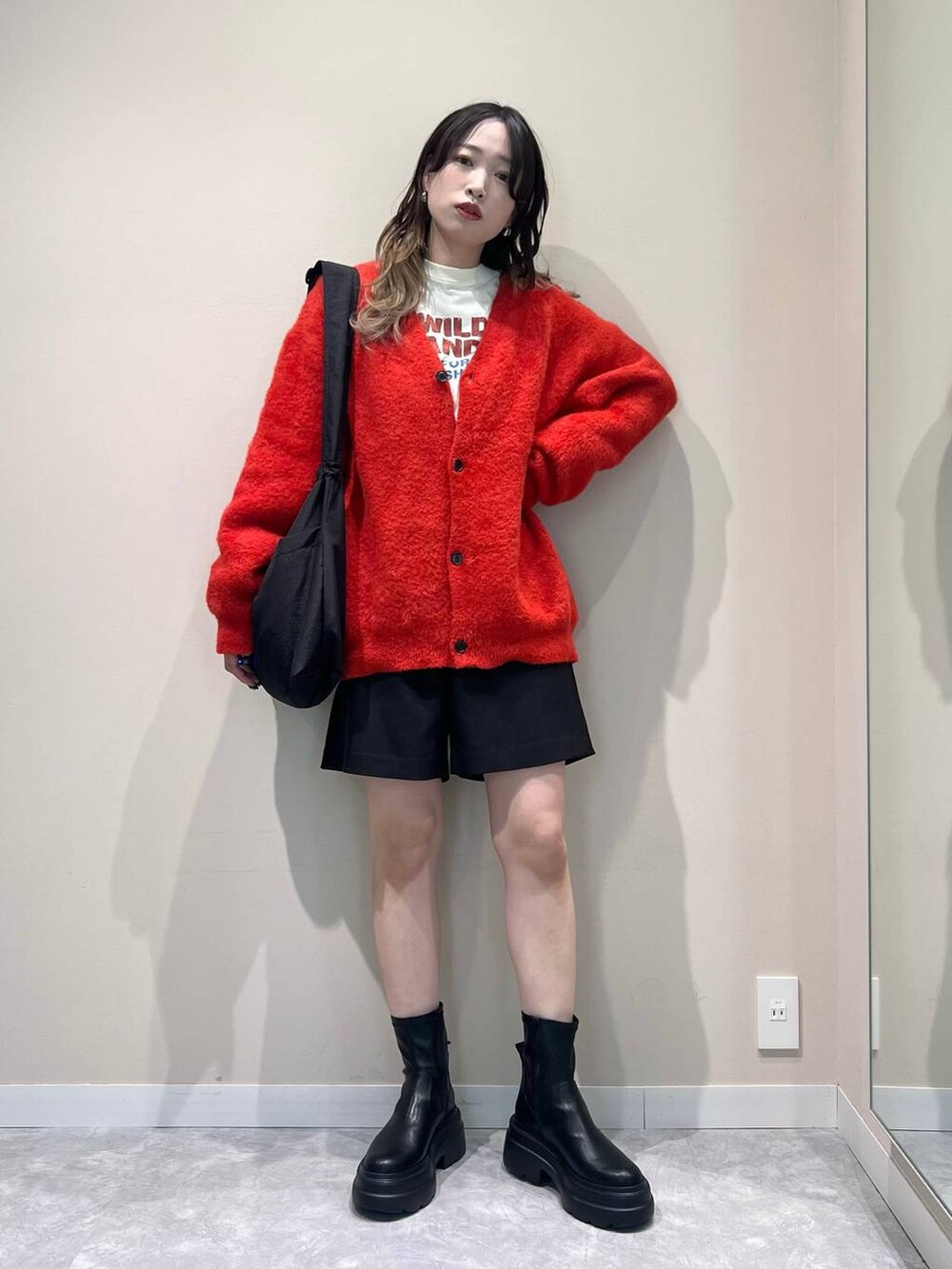 ブラック系のその他パンツ、ブラック系のブーツ、ホワイト系のTシャツ/カットソーを着用したレディースの冬コーディネートの4枚目の写真