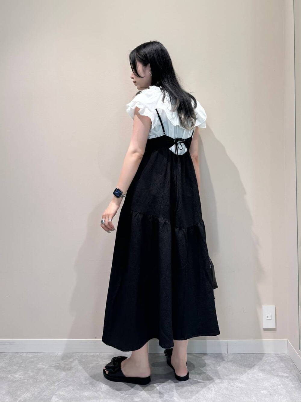 ブラック系のワンピース、ブラック系のショルダーバッグ、ブラック系のサンダルを着用したレディースの夏コーディネートの5枚目の写真