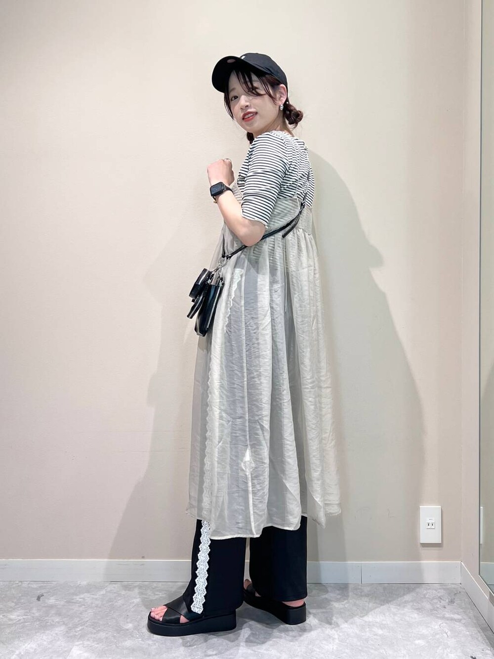 ホワイト系のTシャツ/カットソー、ブラック系のショルダーバッグ、ブラック系のその他パンツを着用したレディースの夏コーディネートの2枚目の写真