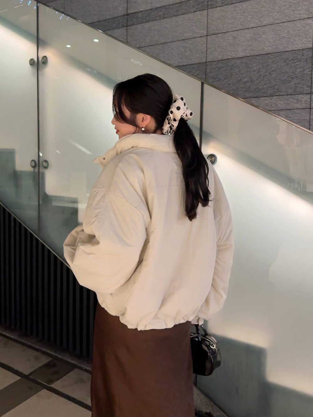 ホワイト系のその他アウター、ブラウン系のスカート、ブラウン系のニット/セーターを着用したレディースの秋コーディネートの4枚目の写真