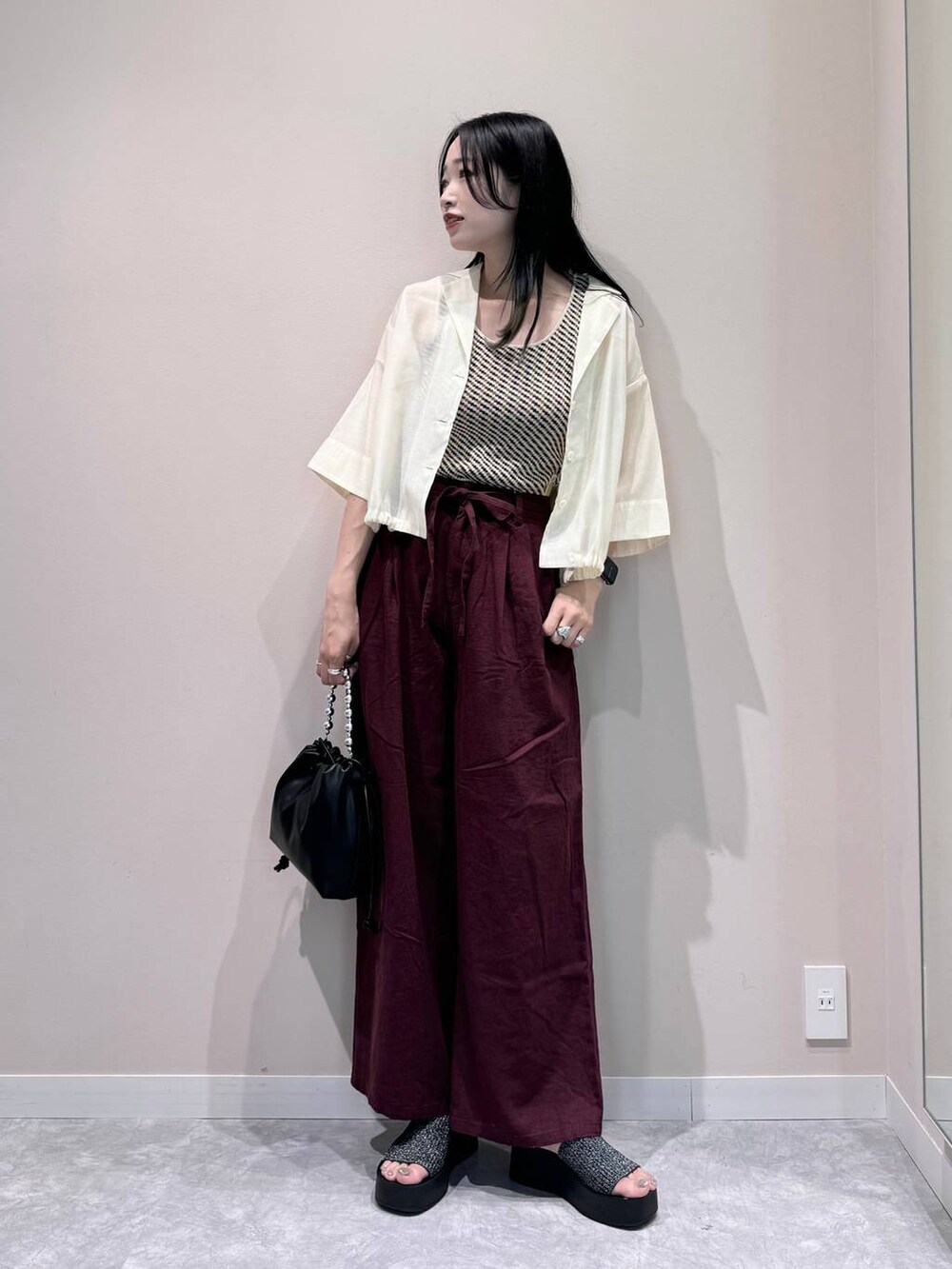ホワイト系のシャツ/ブラウス、ホワイト系のTシャツ/カットソー、ブラック系のショルダーバッグを着用したレディースの夏コーディネートの2枚目の写真