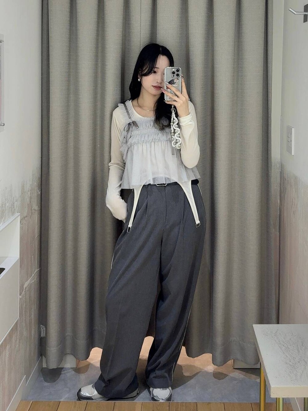 ホワイト系のTシャツ/カットソー、シルバー系のチョーカー、ブラック系のベルトを着用したレディースの春コーディネートの3枚目の写真