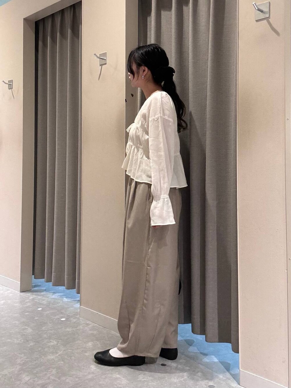 ブラック系のトートバッグ、ホワイト系のシャツ/ブラウス、ベージュ系のその他パンツを着用したレディースの春コーディネートの3枚目の写真