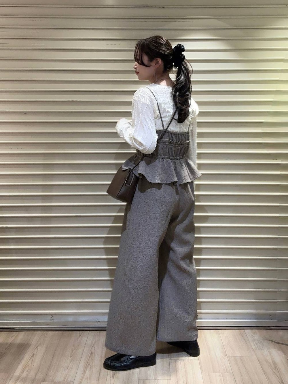 ベージュ系のTシャツ/カットソー、ブラウン系のトートバッグ、ブラック系のローファーを着用したレディースの春コーディネートの2枚目の写真