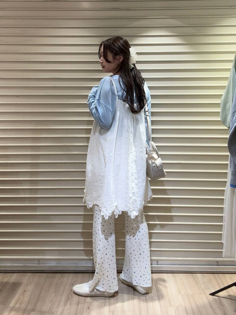 ブルー系のTシャツ/カットソー、ホワイト系のボストンバッグ、ホワイト系のスニーカーを着用したレディースの春コーディネートの2枚目の写真