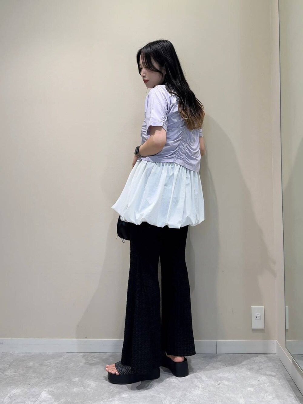 「ベーシック/シンプル、着痩せ・細見え、韓国系、LOWRYS FARM、フレアパンツ、レイヤードスタイル」|「LOWRYS FARMのステンレスフープチョーカー 127295(チョーカー、シルバー系)」を使った、ぐっちさん(レディース・166cm)の春コーディネートの4枚目の写真