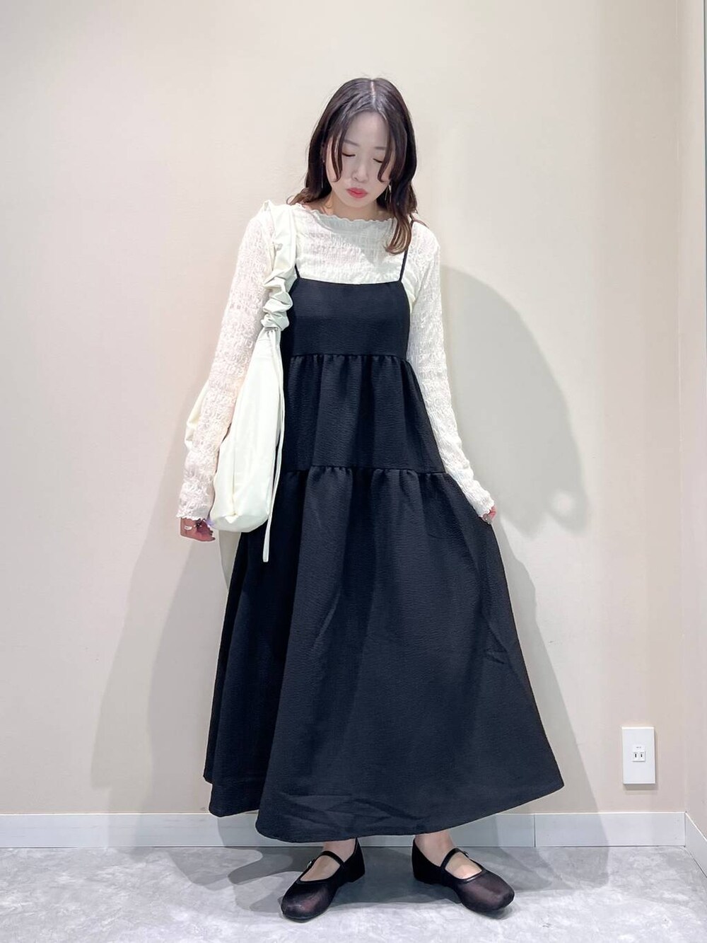 「ベーシック/シンプル、着痩せ・細見え、韓国系、LOWRYS FARM、キャミワンピース、ワンピース、ゆったり」|「LOWRYS FARMのシャーリング2WAYBAG 100159(トートバッグ、ベージュ系)」を使った、ぐっちさん(レディース・166cm)の春コーディネートの5枚目の写真
