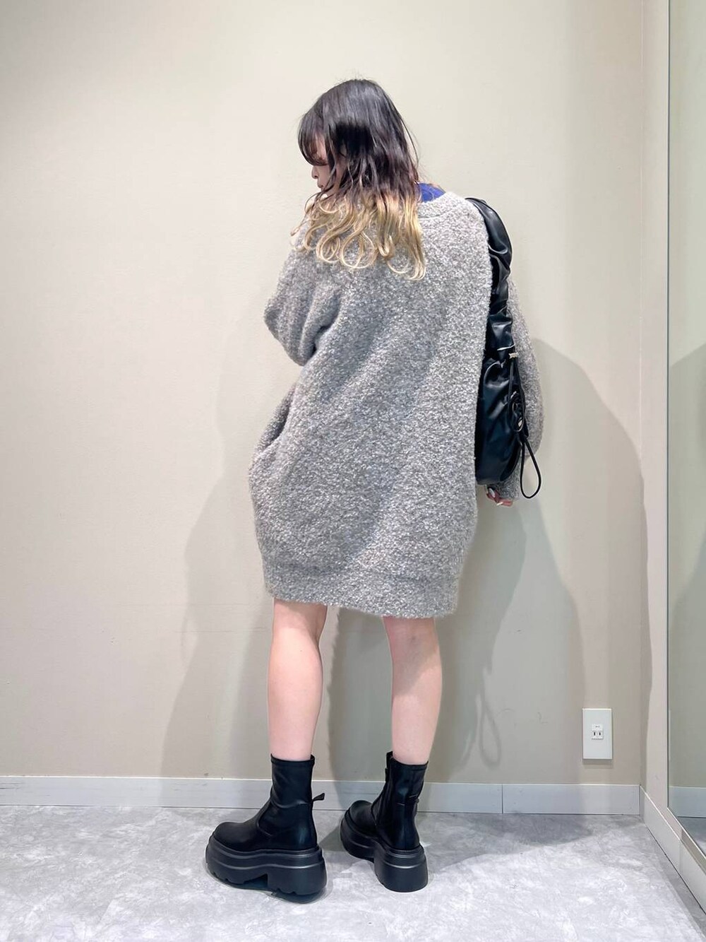 「ベーシック/シンプル、着痩せ・細見え、韓国系、LOWRYS FARM、ワンピース、ミニスカート、ブーツ、カーディガン」｜「LOWRYS FARMのクシュクシュショルダーＢＡＧ　967844（ショルダーバッグ、ブラック系）」を使った、ぐっちさん（レディース・166cm）の冬コーディネートの4枚目の写真