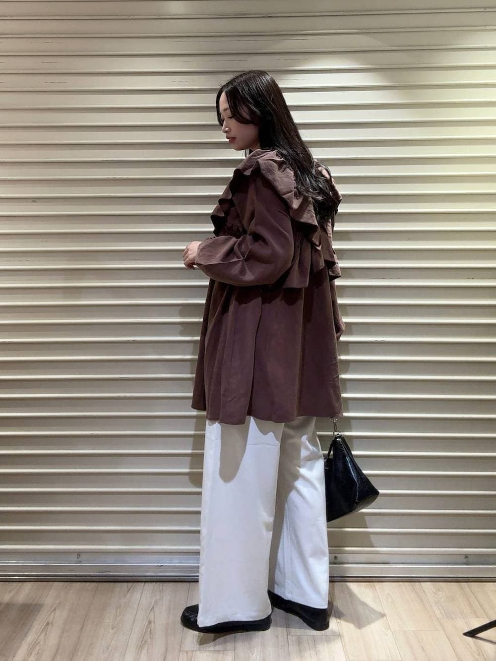 ホワイト系のその他パンツ、ブラック系のショルダーバッグ、ブラック系のローファーを着用したレディースの春コーディネートの2枚目の写真