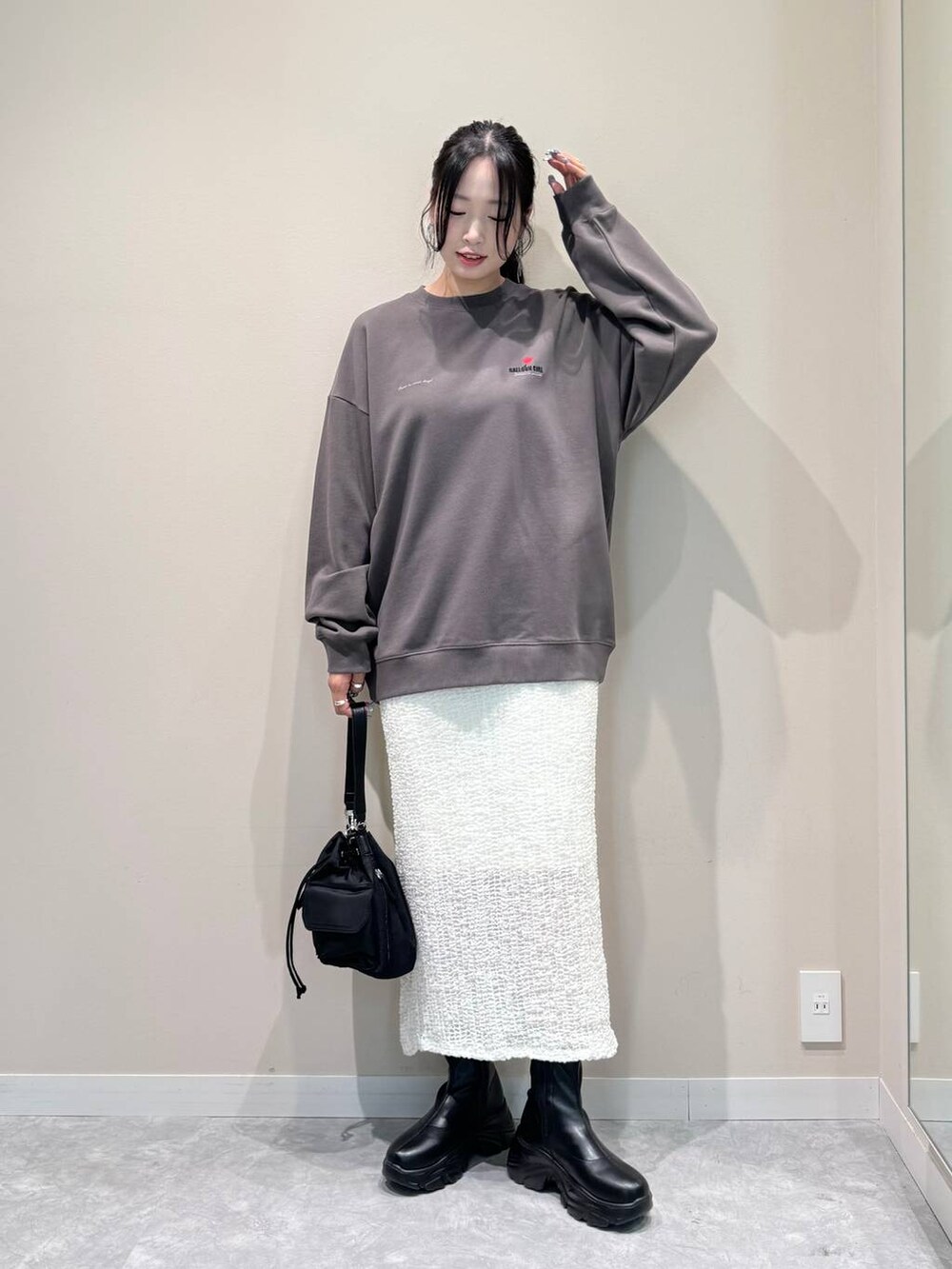 ブラック系のブーツ、ブラック系のショルダーバッグ、グレー系のTシャツ/カットソーを着用したレディースの秋コーディネートの4枚目の写真