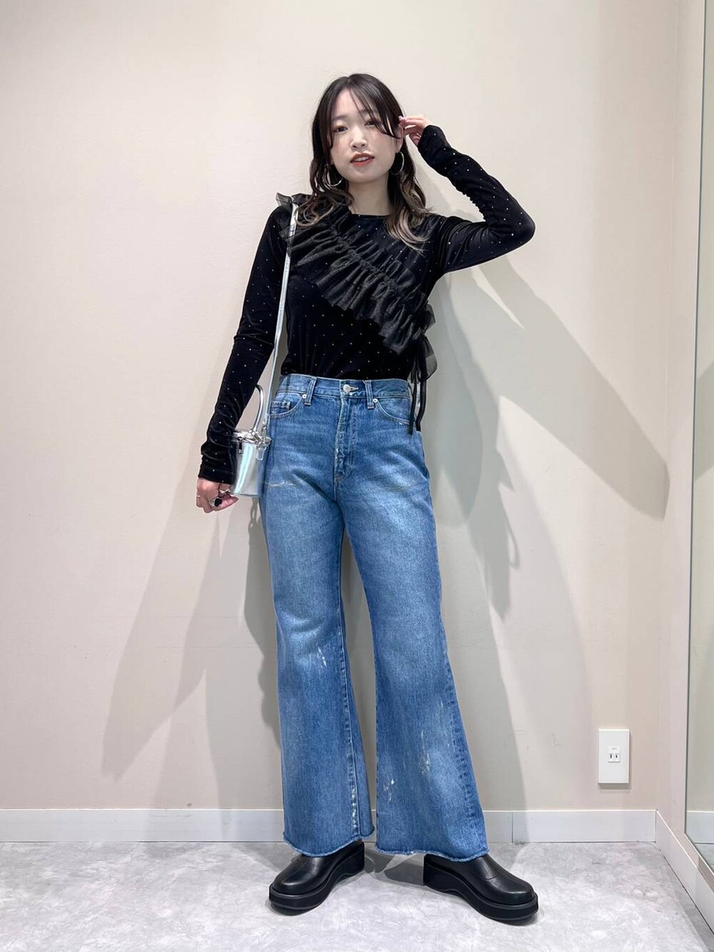 その他のデニムパンツ、ブラック系のブーツ、グレー系のTシャツ/カットソーを着用したレディースの秋コーディネートの3枚目の写真