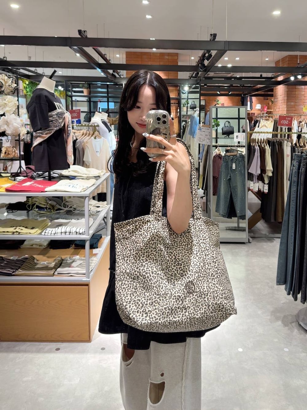 グレー系のスウェットパンツ、その他のショルダーバッグ、ブラック系のワンピースを着用したレディースの夏コーディネートの3枚目の写真