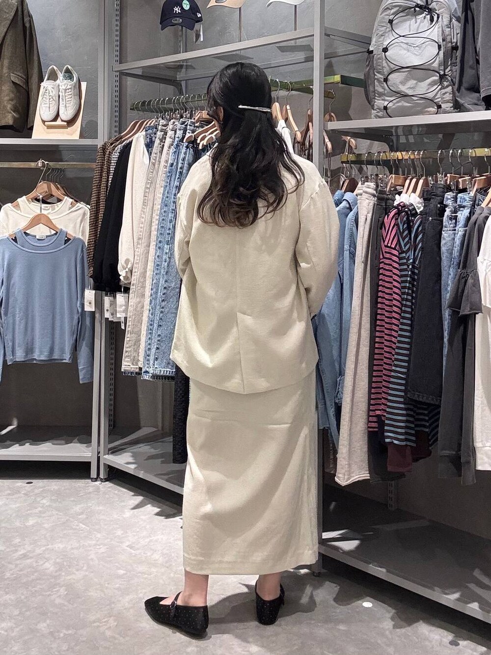 ホワイト系のスカート、ホワイト系のテーラードジャケット、グリーン系のトートバッグを着用したレディースの春コーディネートの3枚目の写真