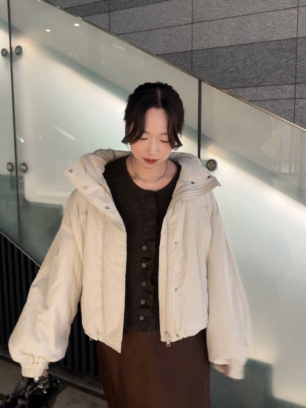 ホワイト系のその他アウター、ブラウン系のスカート、ブラウン系のニット/セーターを着用したレディースの秋コーディネートの5枚目の写真