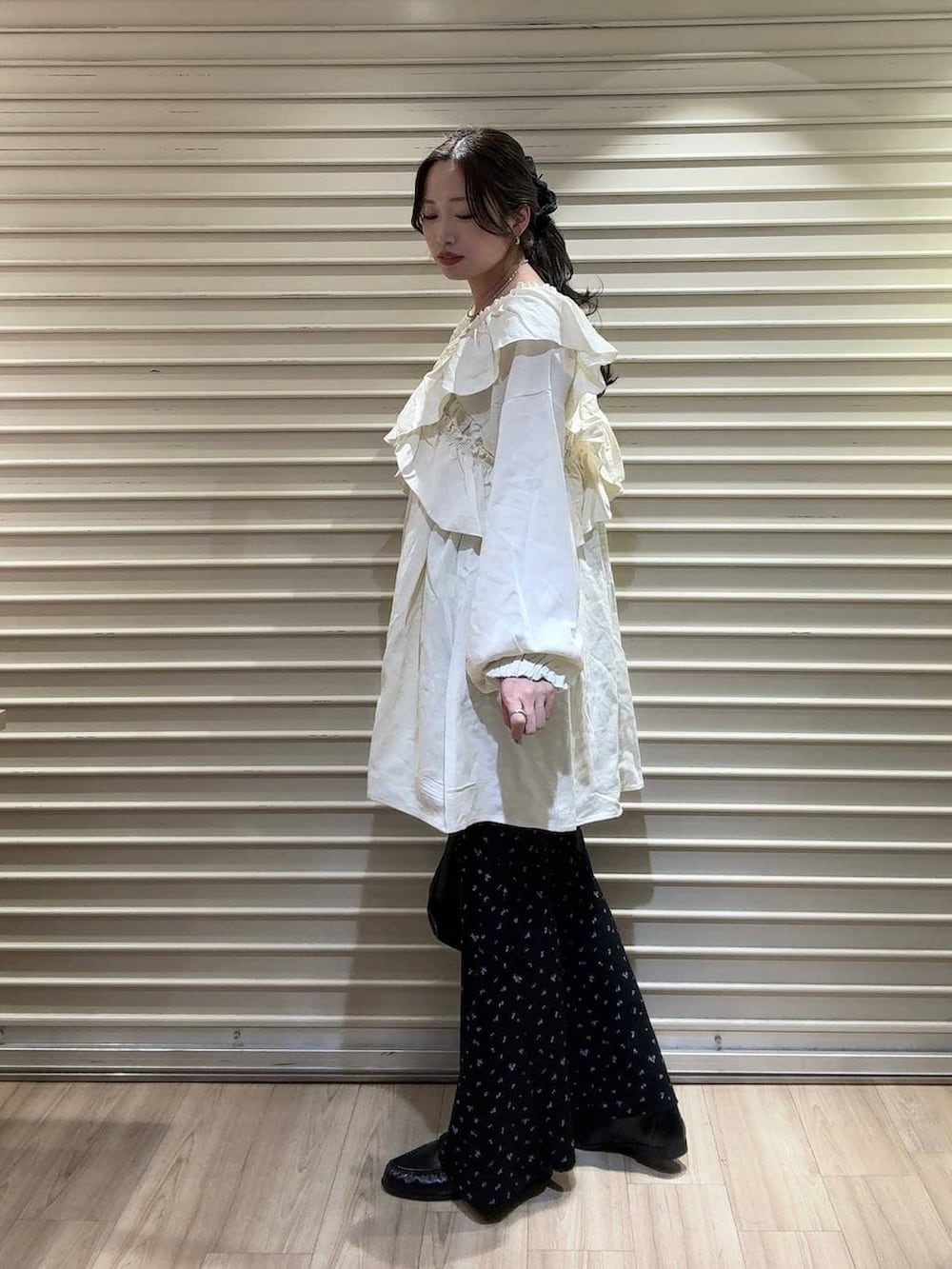 ブラック系のショルダーバッグ、ブラック系のローファー、ブラック系のその他パンツを着用したレディースの春コーディネートの2枚目の写真