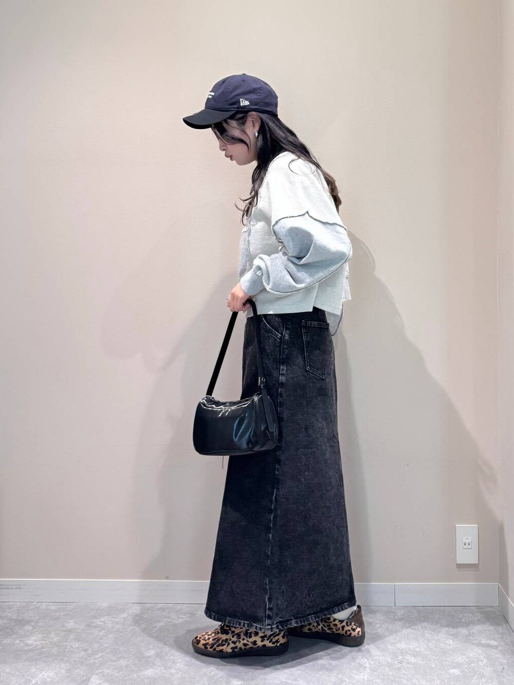 「ベーシック/シンプル、着痩せ・細見え、韓国系、LOWRYS FARM、スウェット、セールコーデ、andST春コーデ、and STセール」|「LOWRYS FARMのリメイクフウウラケLS 145816(スウェット、グレー系)」を使った、ぐっちさん(レディース・166cm)の冬コーディネートの3枚目の写真