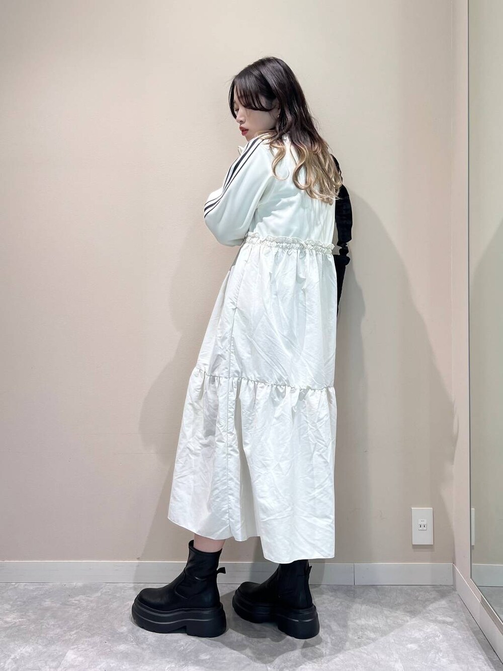 ブラック系のブーツ、ブラック系のショルダーバッグ、ホワイト系のTシャツ/カットソーを着用したレディースの冬コーディネートの4枚目の写真