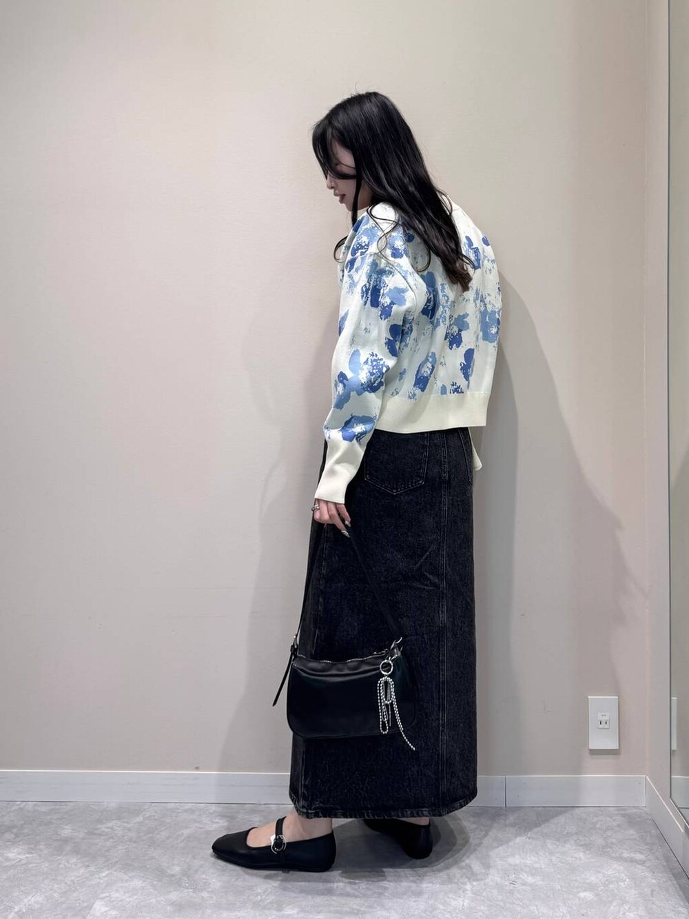 ブラック系のスカート、ブラック系のバレエシューズ、ブラック系のトートバッグを着用したレディースの冬コーディネートの2枚目の写真