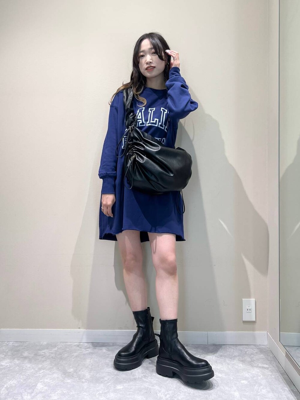 「ベーシック/シンプル、着痩せ・細見え、韓国系、LOWRYS FARM、ワンピース、ミニスカート、ブーツ、カーディガン」｜「LOWRYS FARMのクシュクシュショルダーＢＡＧ　967844（ショルダーバッグ、ブラック系）」を使った、ぐっちさん（レディース・166cm）の冬コーディネートの5枚目の写真