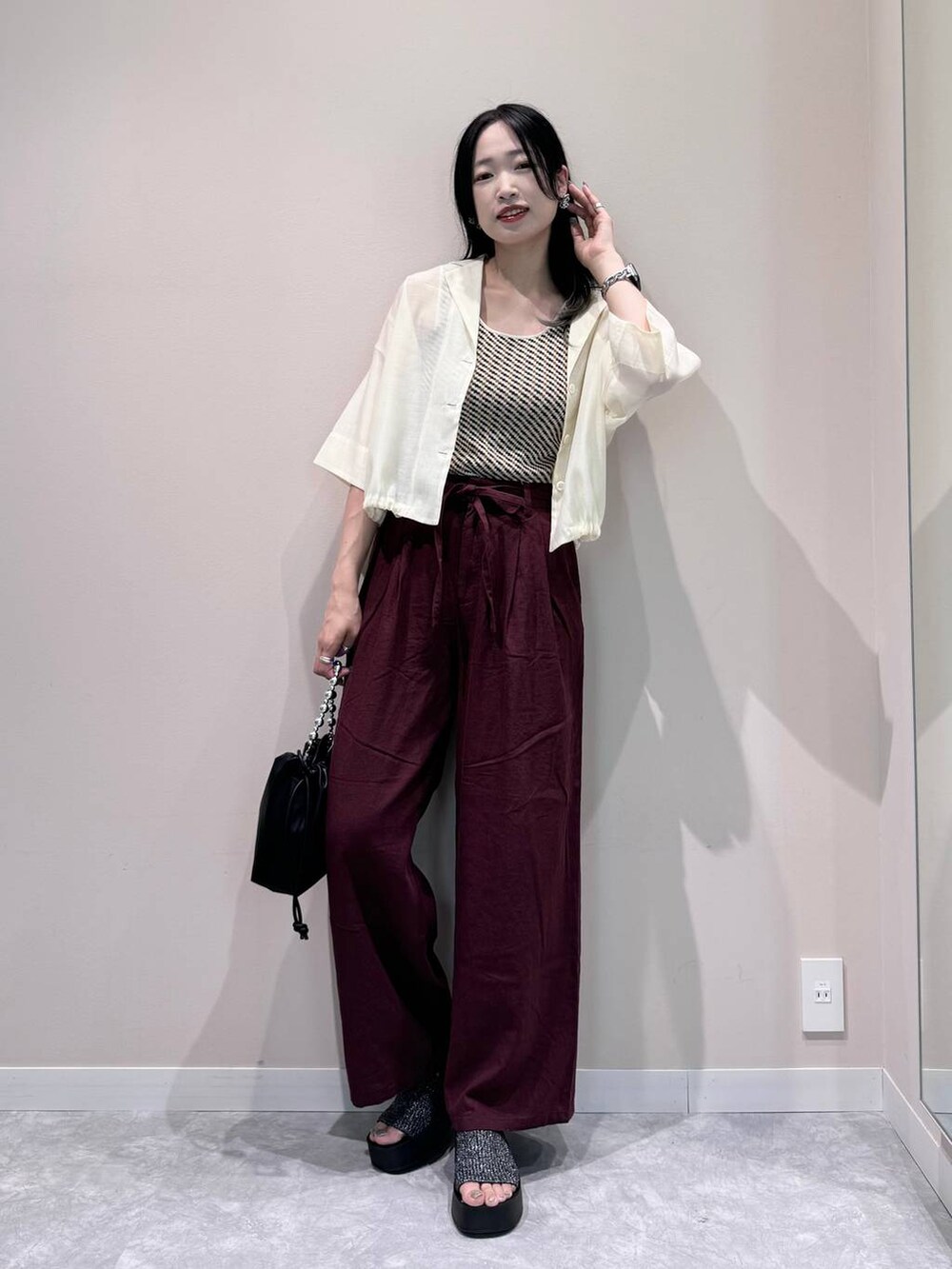 ホワイト系のシャツ/ブラウス、ホワイト系のTシャツ/カットソー、ブラック系のショルダーバッグを着用したレディースの夏コーディネートの4枚目の写真