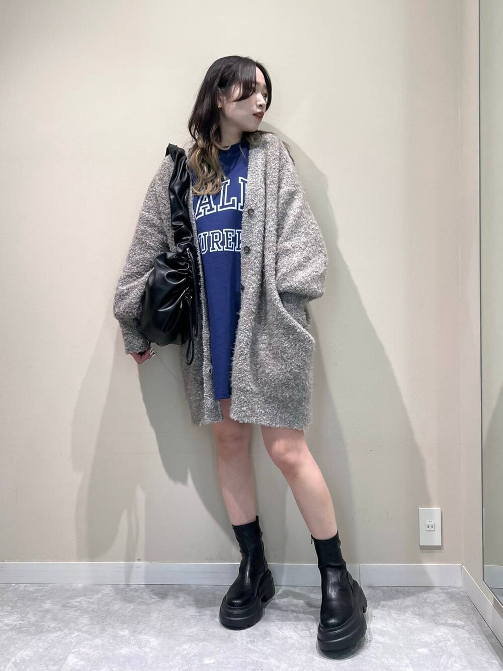 「ベーシック/シンプル、着痩せ・細見え、韓国系、LOWRYS FARM、ワンピース、ミニスカート、ブーツ、カーディガン」｜「LOWRYS FARMのクシュクシュショルダーＢＡＧ　967844（ショルダーバッグ、ブラック系）」を使った、ぐっちさん（レディース・166cm）の冬コーディネートの2枚目の写真