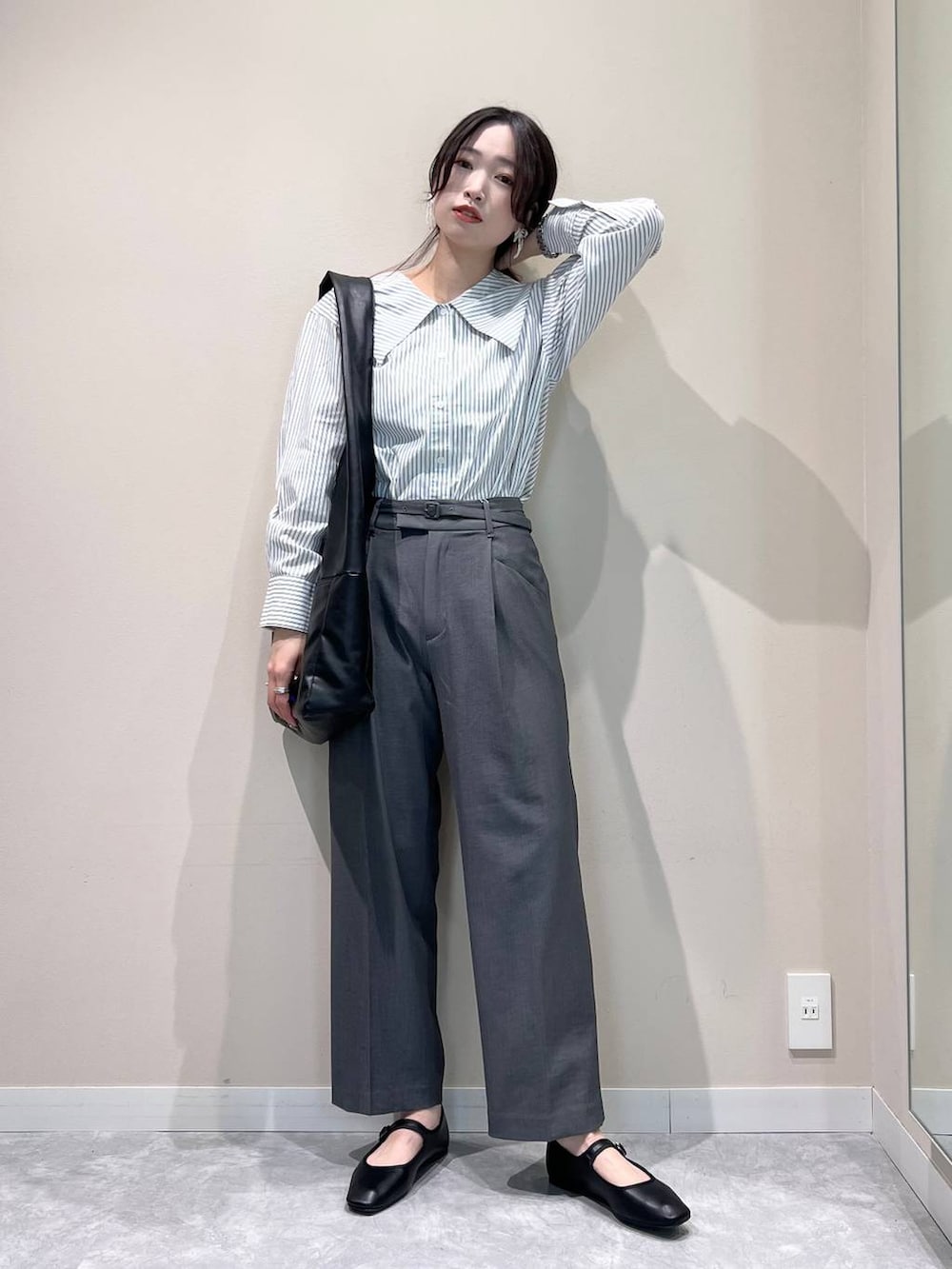 ブラック系のトートバッグ、その他のシャツ/ブラウス、ブラック系のパンプスを着用したレディースの春コーディネートの2枚目の写真